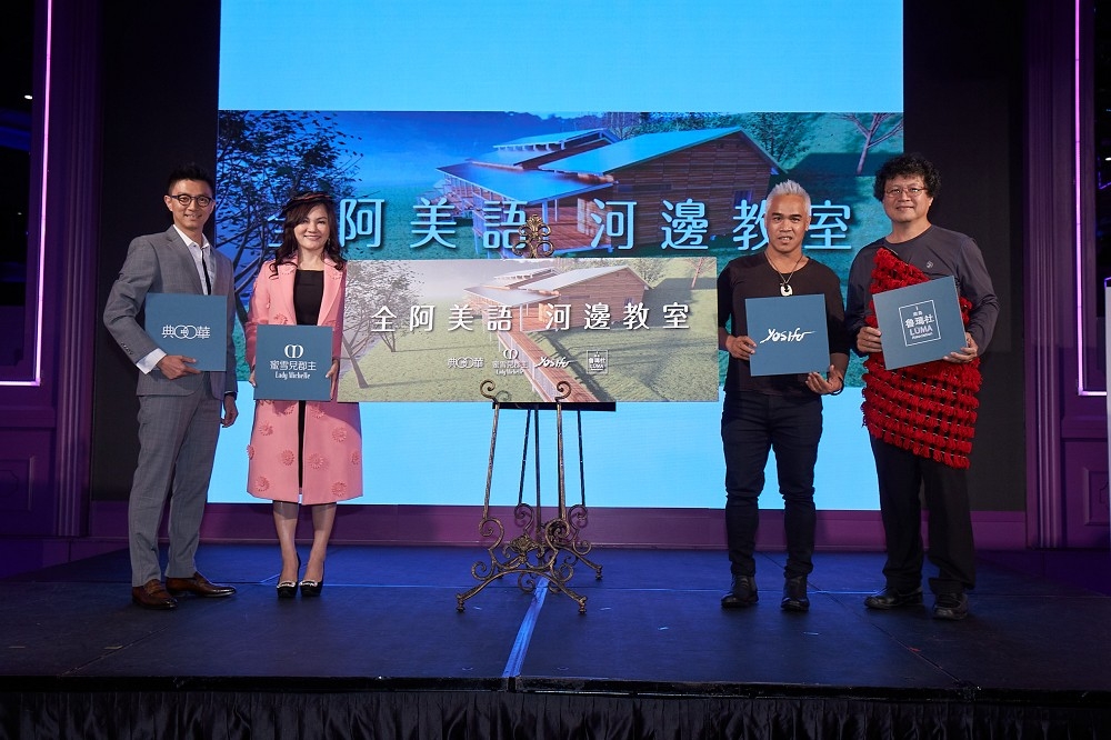 河邊教室藍圖揭幕，典華幸福機構整合長林廣哲(左一)、蜜雪兒郡主(左二)、優席夫(右二)、馬耀比吼校長(右一)合照。