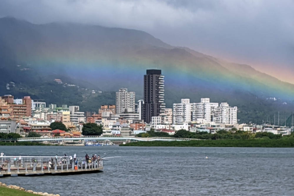 下午兩點台北中正山所出現的罕見彩虹。（取自鄭明典臉書、Pen-Keng Jesse Chen提供）