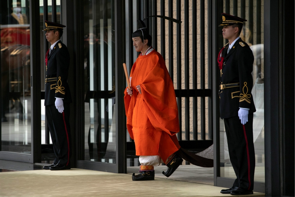 穿著傳統大禮服、日本新任「皇嗣」秋篠宮文仁親王（中央）步出東京皇居。（湯森路透）