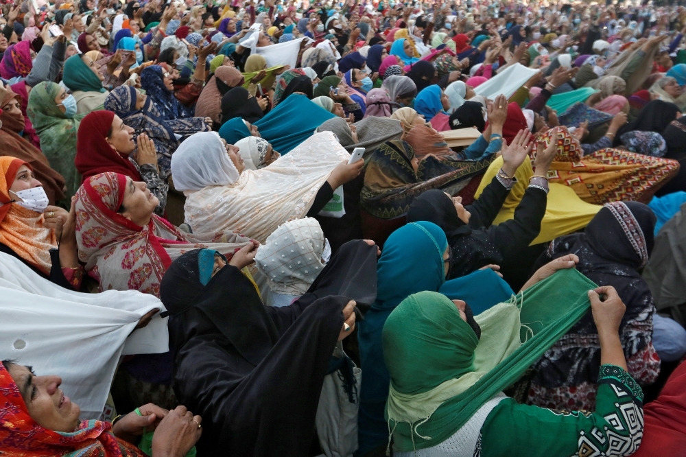 印度喀什米爾的穆斯林在週五進行祈禱。（湯森路透）