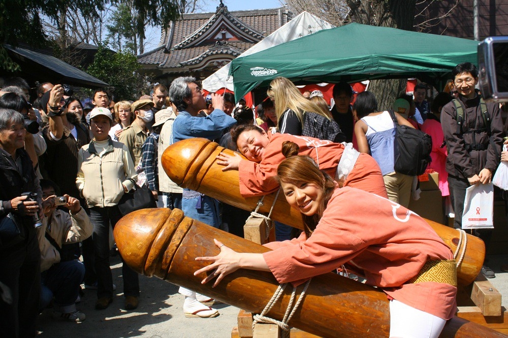 日本川崎市金山神社的「鐵男根祭」（2008 © Eddy Chang , Fertility festival in Kawasaki. @ Flickr, CC BY-SA 2.0.）