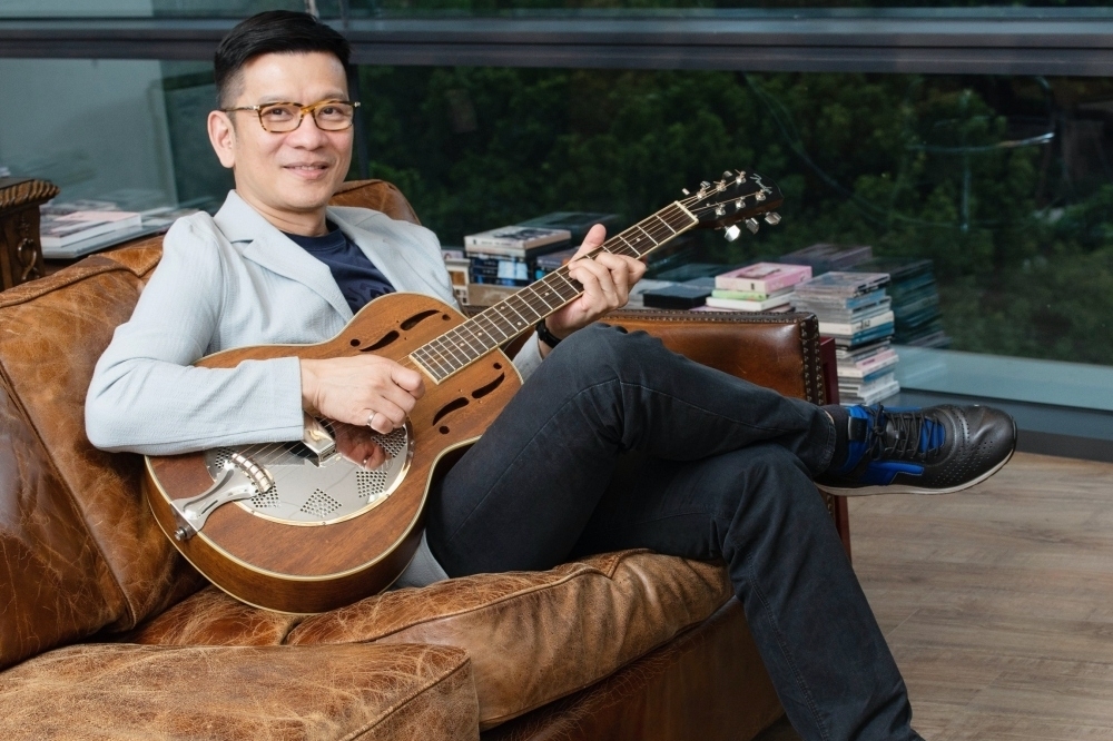 音樂圈金牌製作人陳子鴻，對吉他癡狂自稱琴獸。（楊約翰攝）