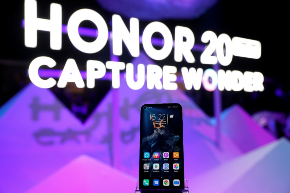 華為旗下的獨立手機品牌「榮耀」，推出最新款手機：榮耀20。（湯森路透）
