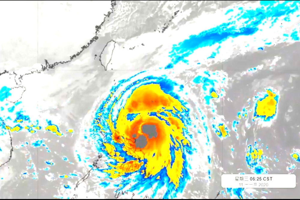 梵高颱風仍逐步增強當中，將發展為中度颱風，暴風圈也增大。(取自天氣風險公司臉書)