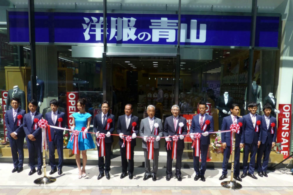 「洋服の青山」東京新宿店開幕剪彩儀式。（圖片取自官方臉書）