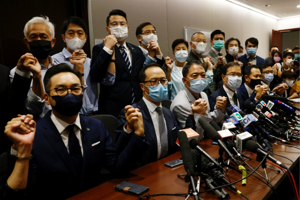 多名香港泛民派議員召開記者會，宣布以總辭向港府表達不滿。（湯森路透）