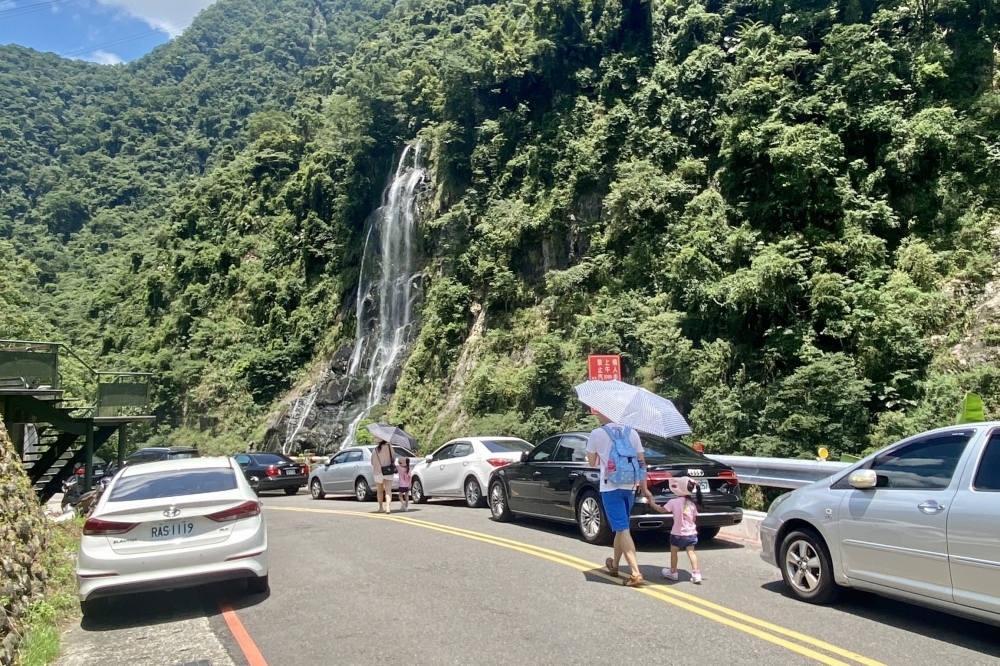 受新冠肺炎疫情影響，觀光產業景氣蕭條，為振興國旅，交通部長林佳龍再加碼平日團遊獎勵、春節孝親專案、類出國2.0等5項振興國旅措施。（資料照片／張哲偉攝）