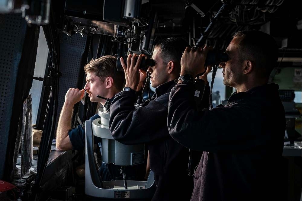 美軍艦綠灣號日前通過台灣海峽時，航艦人員在艦橋內以觀通設備監控的照片。（圖片取自U.S. 7th Fleet臉書）