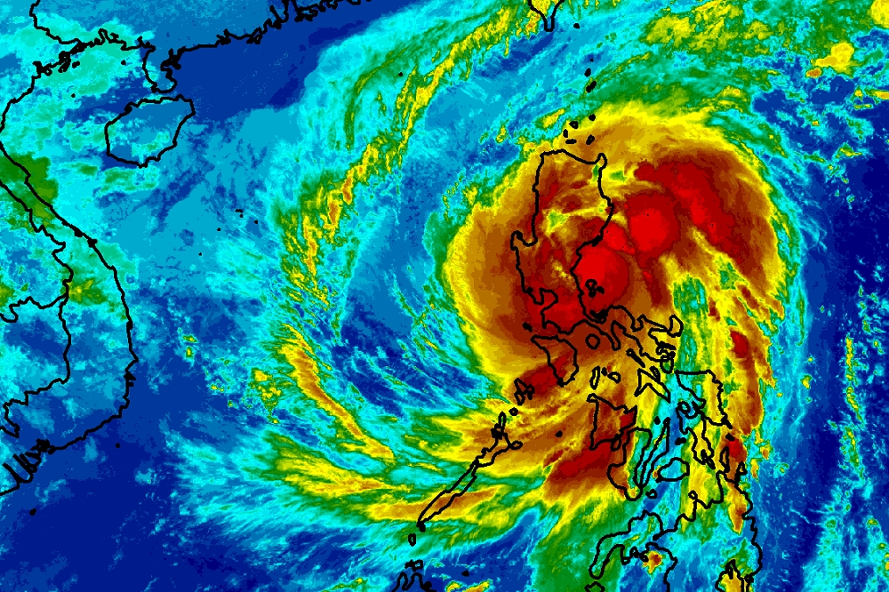 菲律賓受梵高颱風重創，台灣時間凌晨2時衛星雲圖。（取自美國國家氣象局推特）