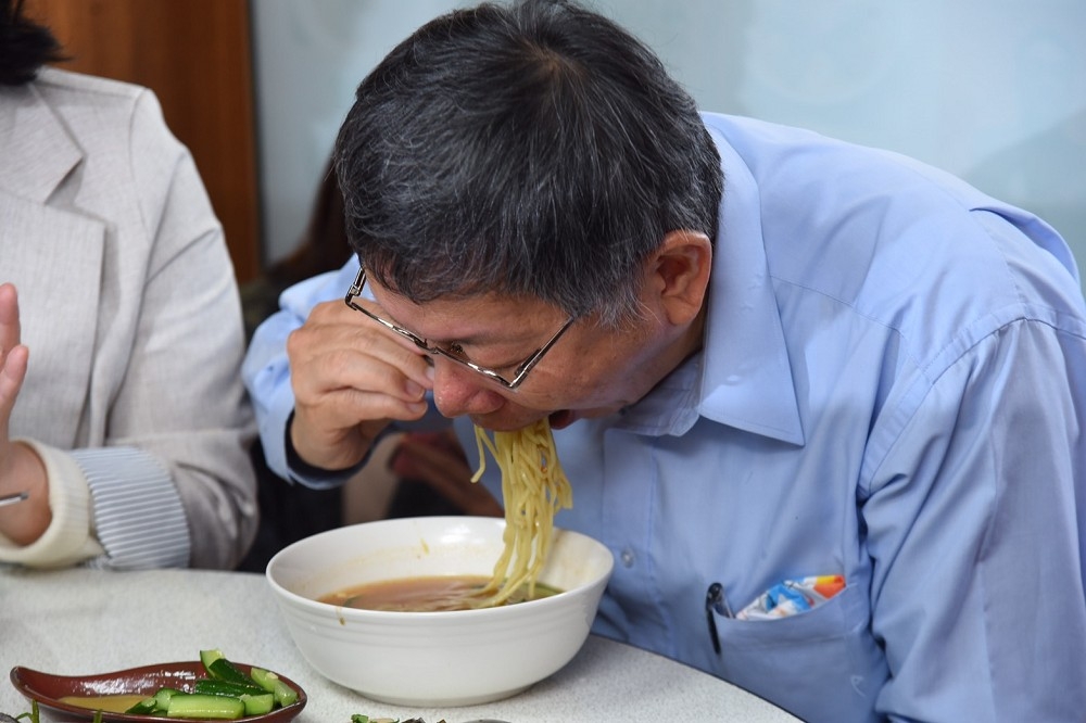 台北市長柯文哲13日中午，赴內湖冠軍牛肉麵視察。（蔣銀珊攝）
