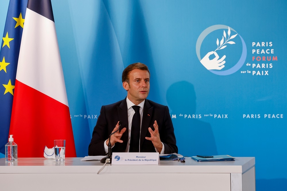 法國總統馬卡洪於巴黎和平論壇演說。（湯森路透）