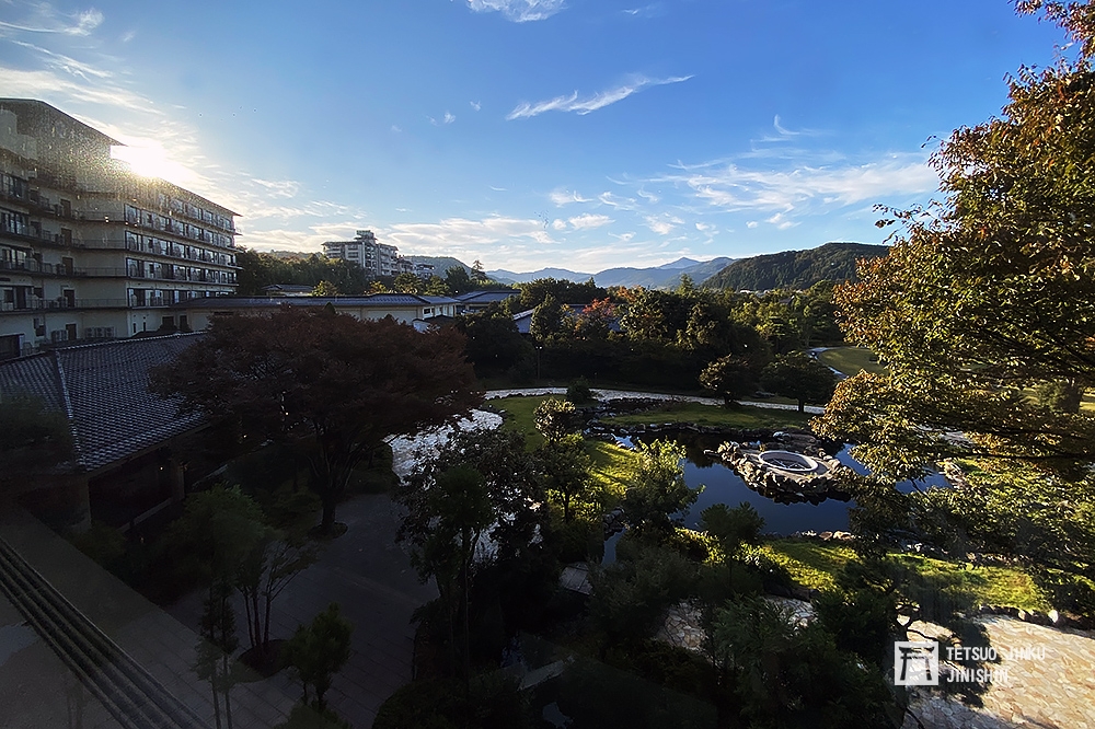 加賀溫泉雖然不像知名溫泉旅館加賀屋能看到海景，不過美麗的山景也是令人心曠神怡。（陳威臣攝）