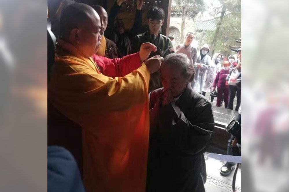 台灣知名漫畫大師蔡志忠，17日上午9點在中國少林寺出家，完成剃度，取名為「釋延一」。（少林寺提供）