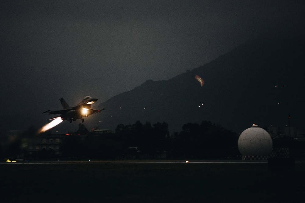 1架F-16戰機夜航訓練於6點5分花蓮起飛，不過到了17分雷達光點消失；圖為F-16示意畫面。（資料照片／軍聞社）