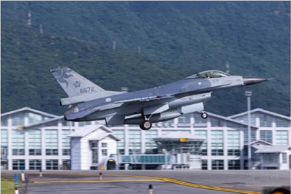 空軍花蓮基地由蔣正志上校駕駛的F-16單座戰機（機號6672），17日晚間執行夜航訓練時，消失在花蓮機場東北面約8浬海域。（軍聞社提供）