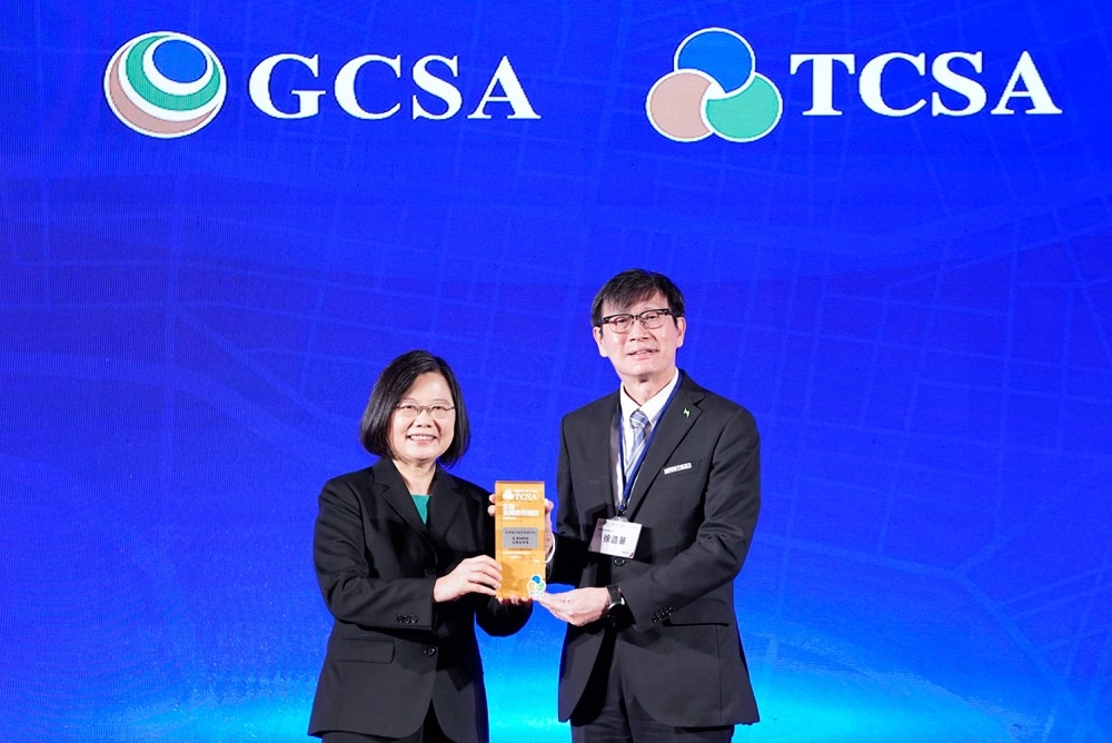 被譽為台灣企業永續奧斯卡的「2020台灣企業永續獎」11月18日頒獎，台電獲得「台灣TOP50永續企業獎」肯定，副總徐造華代表接下總統蔡英文頒發的獎座。(台電提供)
