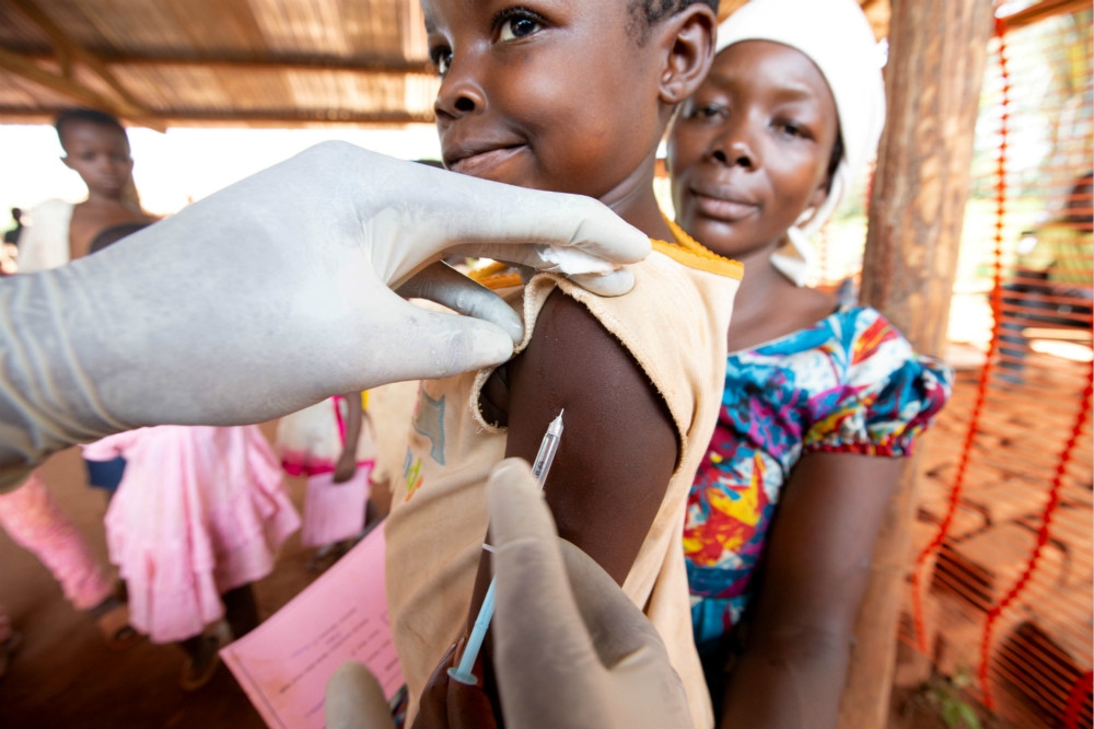 正在接受麻疹疫苗注射的剛果民眾。（湯森路透）