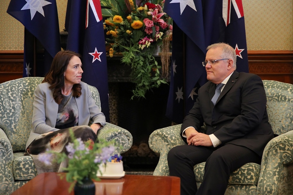 紐西蘭總理阿爾登（左）與澳洲總理莫里森（右）。（湯森路透）