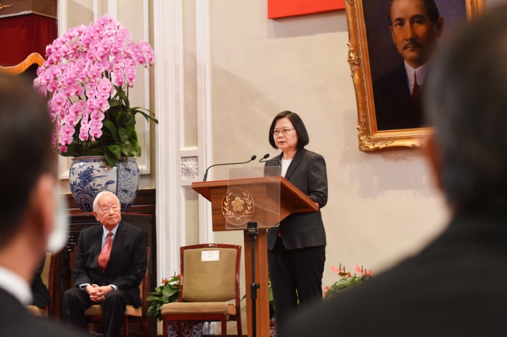 台積電創辦人張忠謀今年四度擔任APEC領袖代表，接接受蔡總統交付任務， 宣示台灣願意貢獻全球防疫，鞏固供應鏈關鍵地位。（資料照片／蔣銀珊攝）