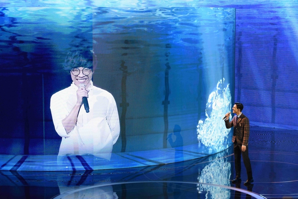 陳昊森在金馬頒獎典禮上，演唱年度神曲〈刻在你心底的名字〉。（金馬執委會提供）