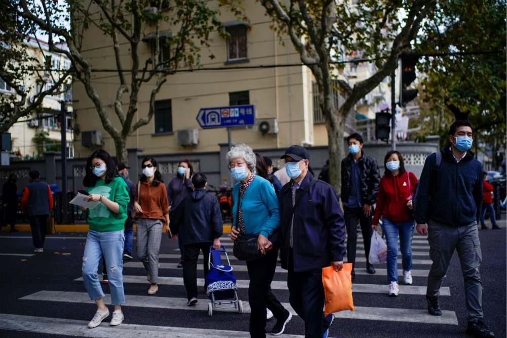 中國大城市居民外出大多都戴上口罩防疫。（湯森路透）