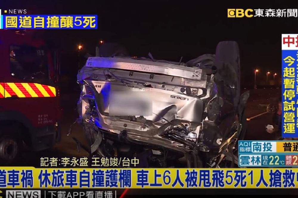 22日凌晨2點18分，台中國道1號南向165.8公里處發生翻車的死亡車禍，整個休旅車車身都被撞爛。（取自東森新聞YouTube）