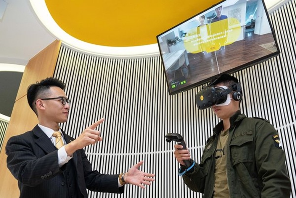 學生透過VR設備體驗創新科技賞屋服務。（好房網News提供）