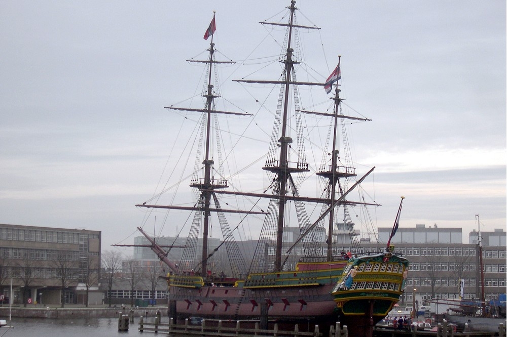 當年葡萄牙人在東方受到荷蘭共和國大型船隊的攻擊，荷蘭人處於敵眾我寡之勢，但擁有較好的船和較高的士氣。（維基百科／荷蘭VOC商船「阿姆斯特丹號」原寸模型）