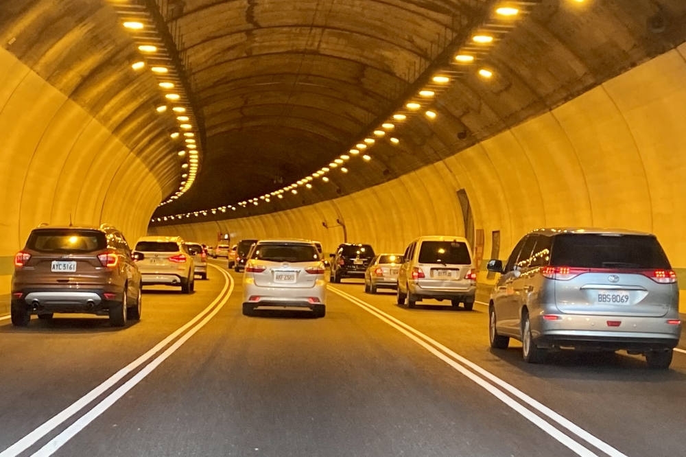 高速公路局提前公布元旦連假期間的疏運規劃，並提醒民眾注意國道管制情形，圖為雪山隧道。（資料照片／張哲偉攝）