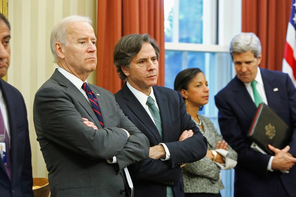 第46屆美國總統當選人拜登、布林肯與凱瑞（最右），2013年在白宮橢圓辦公室。（湯森路透）