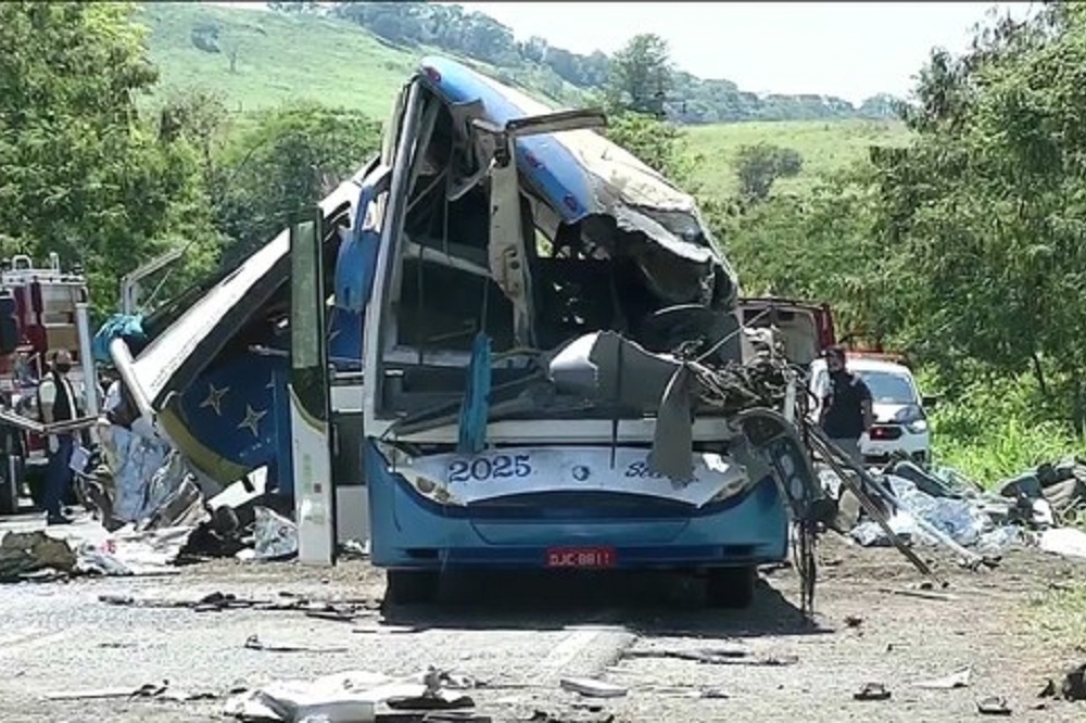 巴西嚴重車禍致41死。（取自推特帳號＠g1）