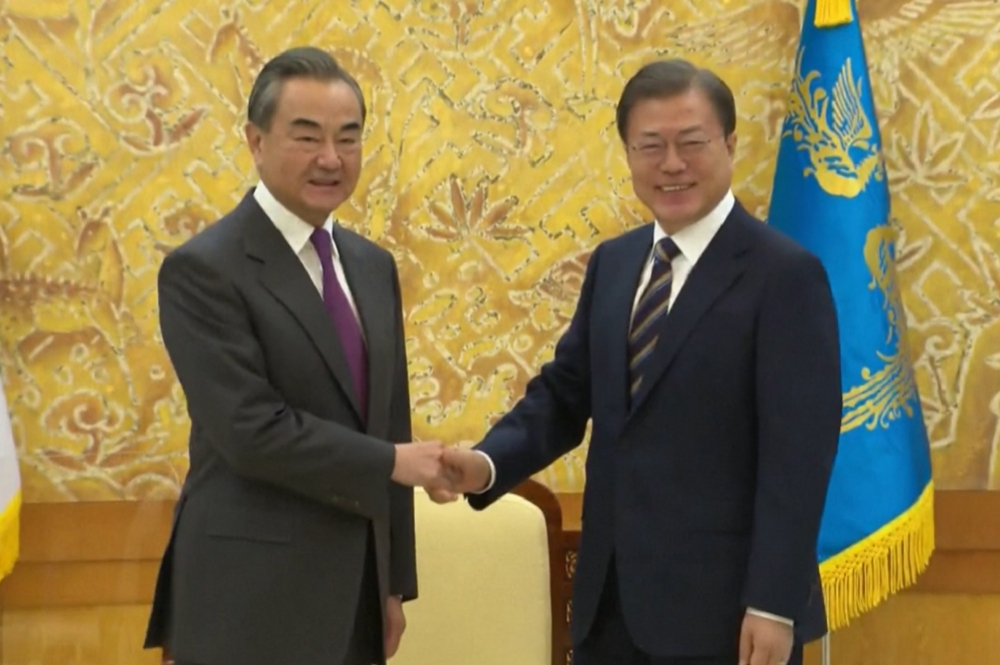 中國外交部長王毅（左）、南韓總統文在寅（右）。（湯森路透）