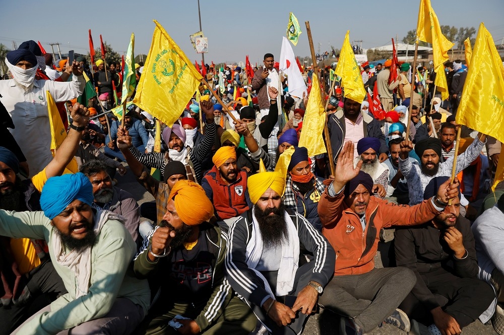 印度農民走路到德里抗議。（湯森路透）