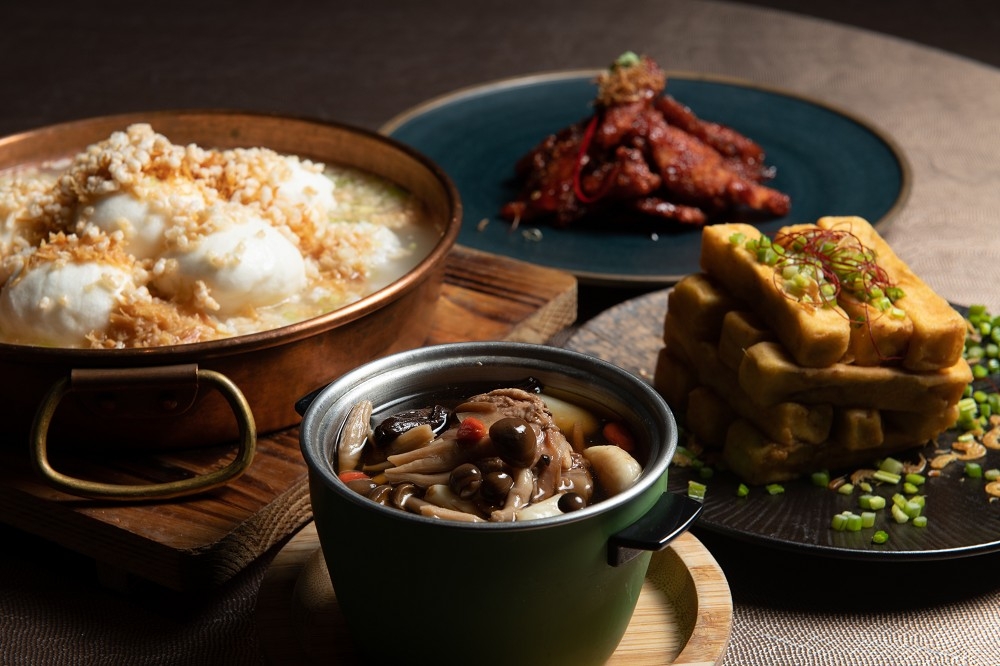 「筷炒」的菜色選擇多元，份量也著重於 2～3 人份量，從熱炒店常見的料理精緻版，到吸睛眾人目光的新派料理皆有，均費約 500 元左右。（李昆翰攝）