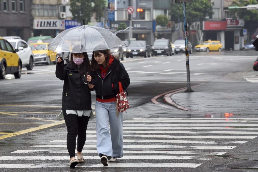 受東北季風影響，氣象局28日上午7點10分，針對基隆縣、台北市、新北市和宜蘭縣等4縣市發布大雨特報。（資料照片／張文玠攝）