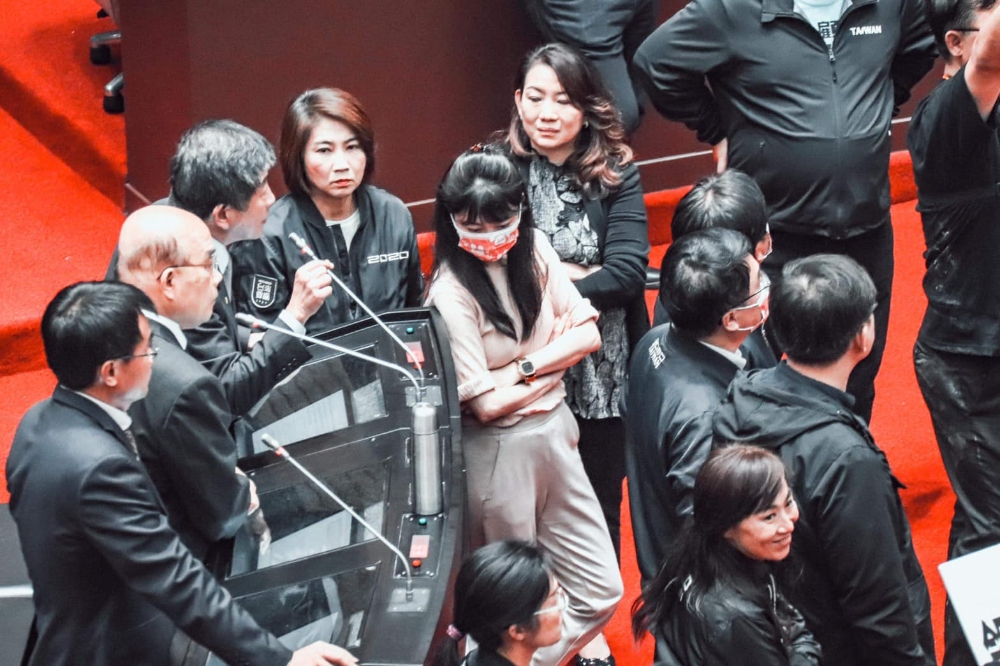 民進黨立委高嘉瑜貼出27日立法院朝野大戰現場照片，表示「為什麼大家都知道要穿黑色」。（取自高嘉瑜臉書）