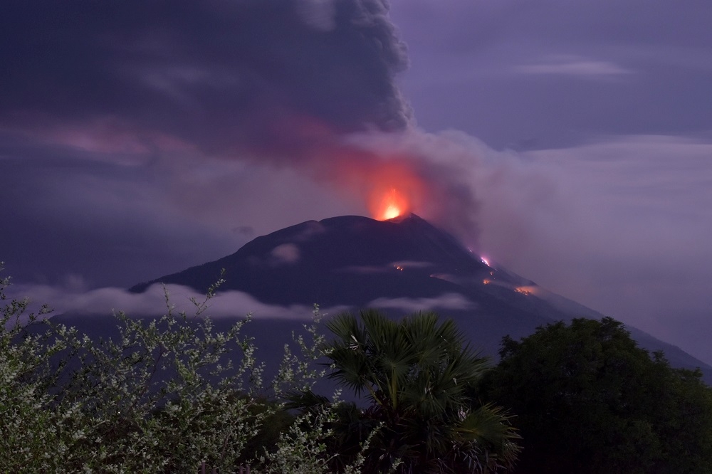 印尼活火山伊里萊沃托洛科爆發。（湯森路透）