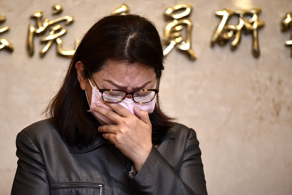 民進黨立委蘇震清妻子廖靖汝，在律師陪同下再開記者會，上午指控檢方涉嫌「造假錄音」。（張哲偉攝）