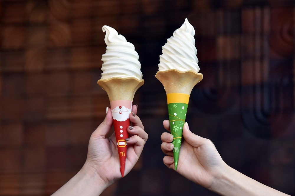 台灣麥當勞經典的「大蛋捲冰淇淋」首次換上超可愛的聖誕新裝（台灣麥當勞提供）