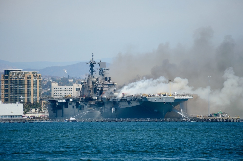 美海軍現役胡蜂級兩棲突擊艦「好人理查號」遭遇火災。（圖片取自美軍DVIDS系統）
