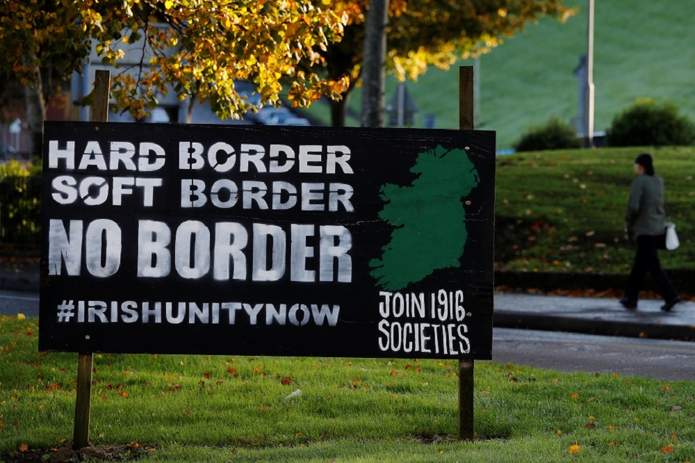 北愛爾蘭德里郡一處的「愛爾蘭無國界」標語。（湯森路透）