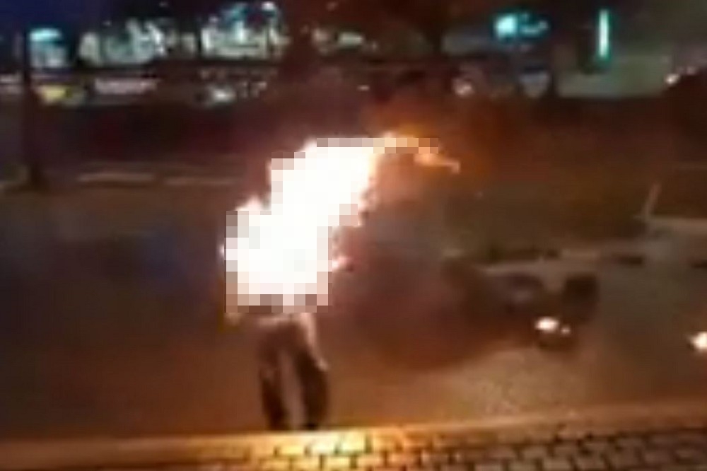 中天電視台1樓大門口有民眾疑似持汽油潑灑在自己身上自焚。（擷自台灣迷因臉書）