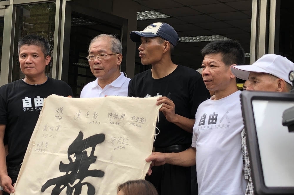 林金貴（左3）2018年再審的無罪判決遭撤回，改判無期徒刑。（資料照片）