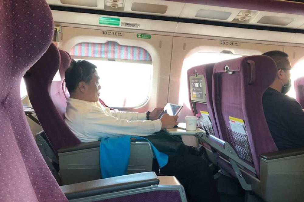 國民黨立委翁重鈞2日被爆搭乘高鐵長達50分鐘的時間都未戴上口罩。（取自李筱峰臉書）
