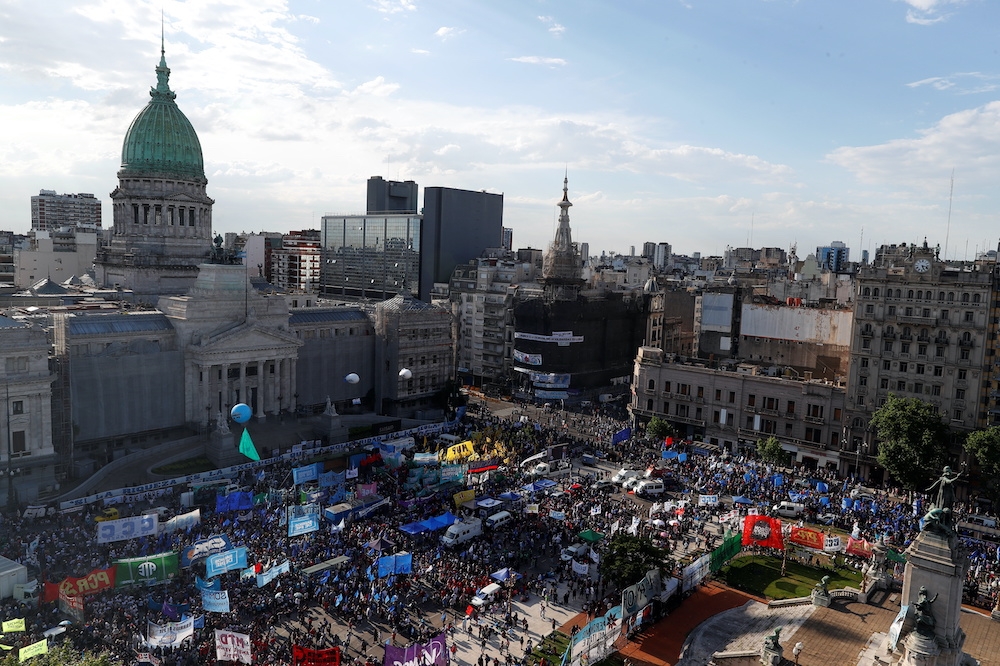 阿根廷民眾11月18日在國會外抗議政府課徵「富人稅」。（湯森路透）