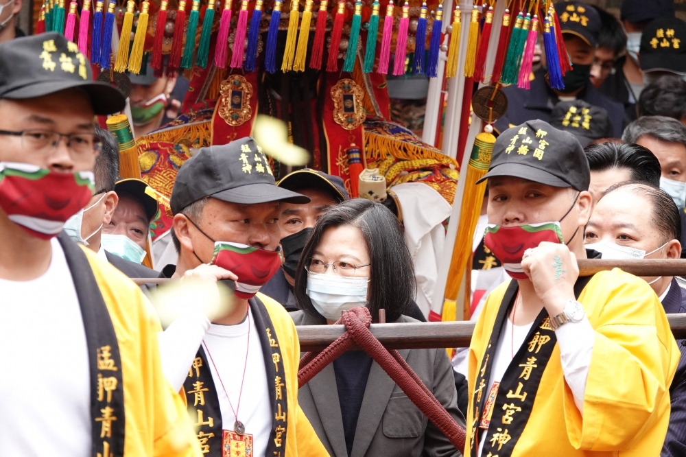 「艋舺青山王祭」今年適逢青山宮165年慶，連日的鞭炮慶典，讓網友苦不堪言，紛紛到總統蔡英文和台北市長柯文哲臉書灌爆留言。圖為蔡英文6日出席「2020靈安尊王聖誕千秋聯合遶境大典」。（資料照片/王侑聖攝）