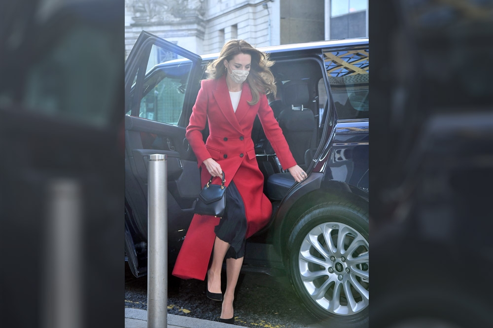 凱特王妃多次穿搭Alexander McQueen大衣亮相，「重複穿搭女王」稱號當之無愧。（湯森路透）