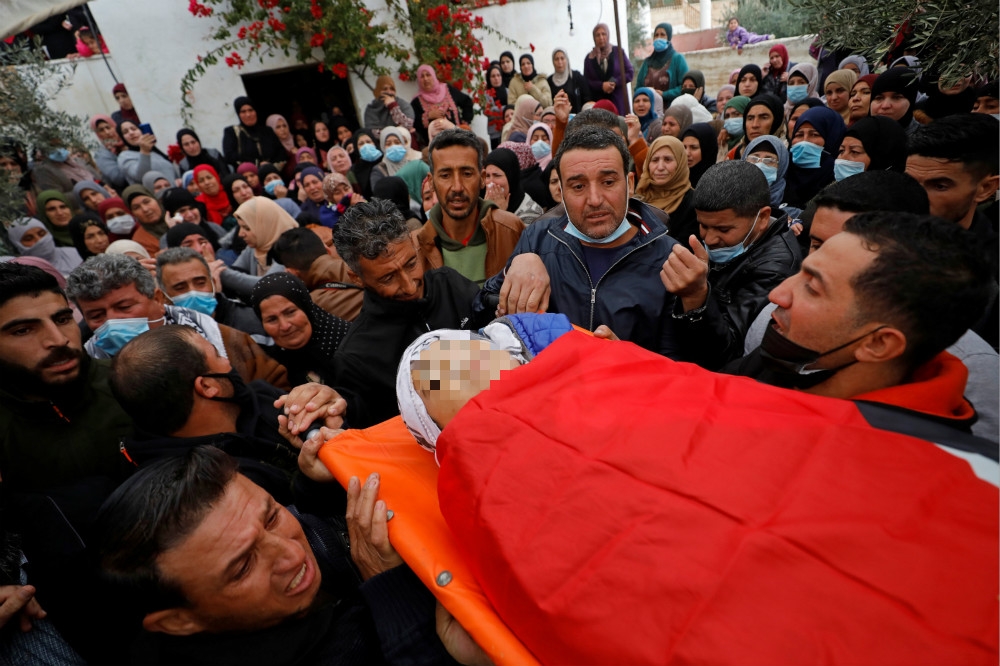 遭子彈波及死亡的巴勒斯坦少年阿卜阿利亞出殯，家人與親屬非常哀戚。（湯森路透）
