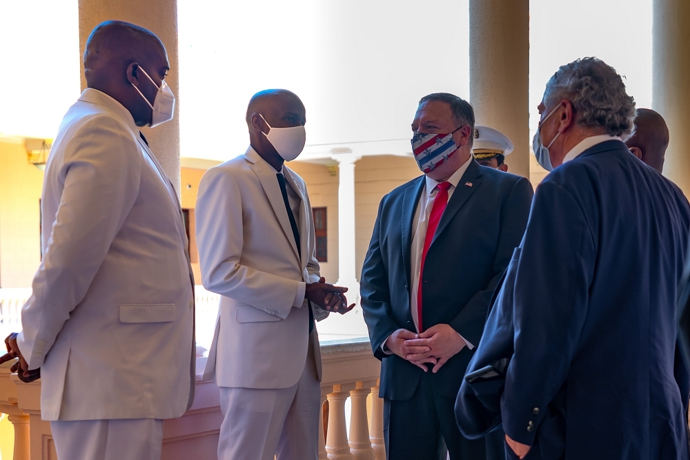 與台關係不穩的海地遭中國鎖定出手。圖為美國務卿龐佩奧8月訪多明尼加時會晤海地總統摩伊士。（取自SecPompeo推特）