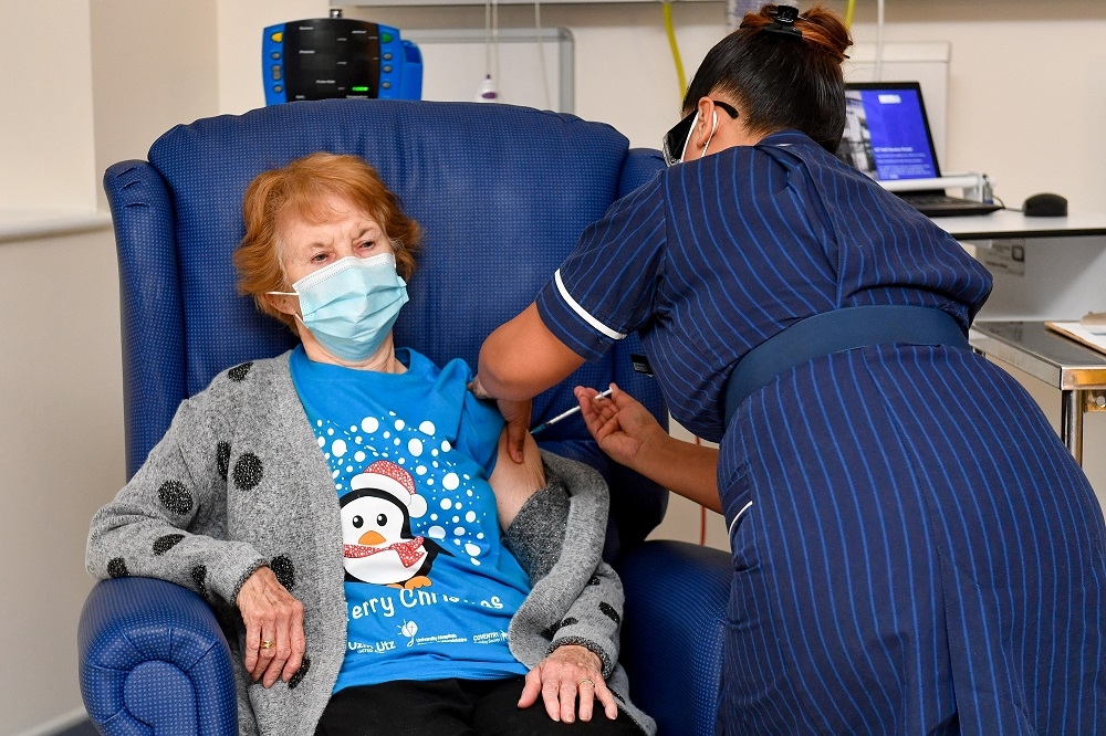 90歲的英國婦女基南（Margaret Keenan）成為首位接受輝瑞科技新冠肺炎疫苗的接種者。（湯森路透）